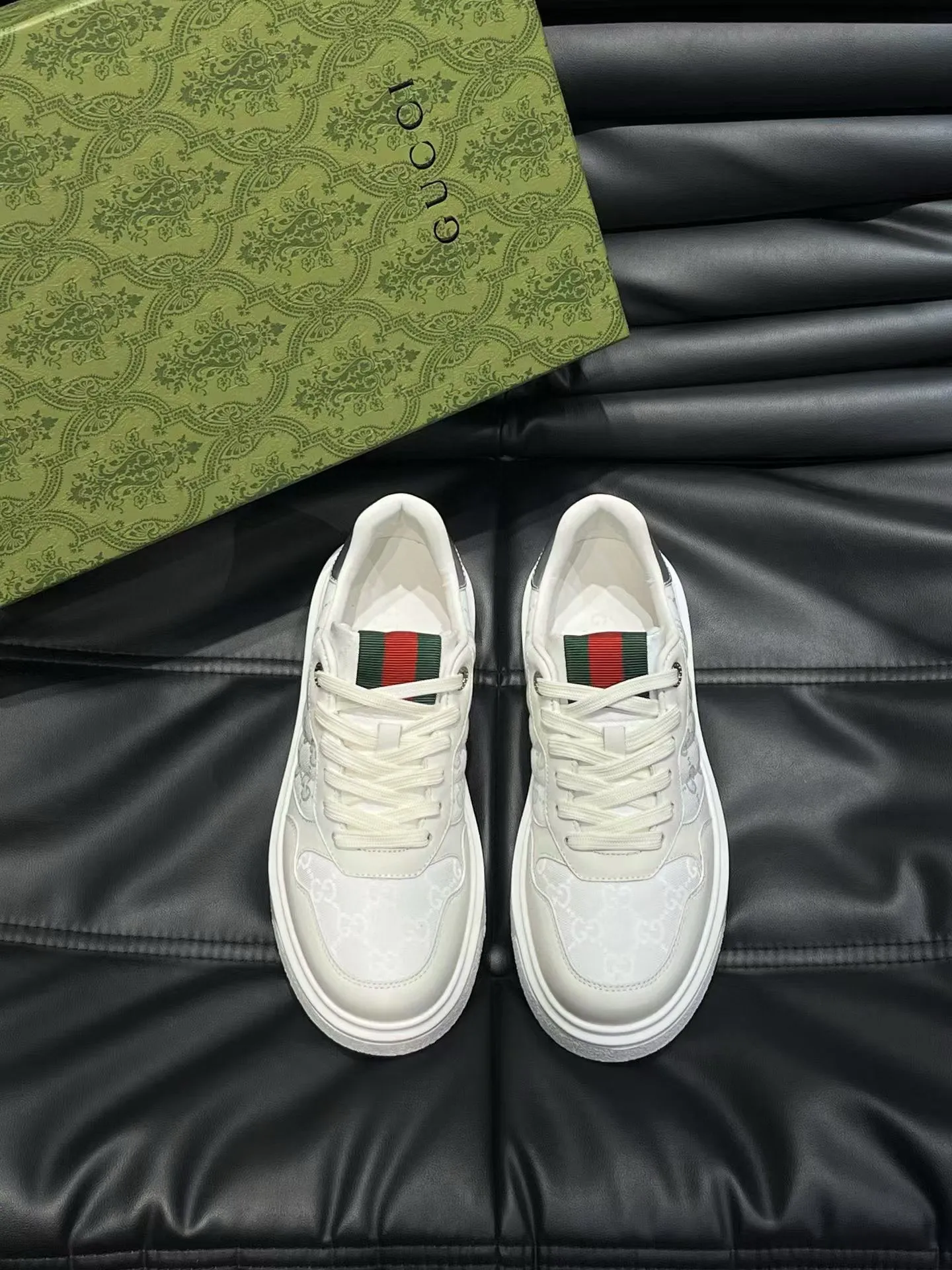 Factory price: 460💰Gucci new men's shoes GUCCI [Lightning] latest shoes are shipped. Original quality, fashionable, special materials, sheepskin lining, new packaging. The foot feels super comfortable and the workmanship is impeccable. Size: 38-44, customized 45